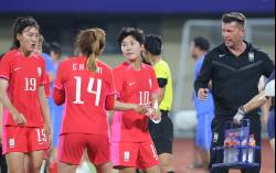 '편파 판정', 경고도 퇴장도 한국만…여자축구 남북전, 1-4 참패 [항저우 2022]