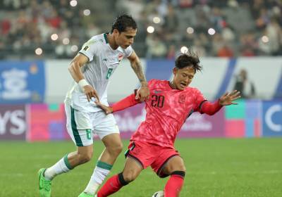 [포토] 반칙에 넘어지는 이승우